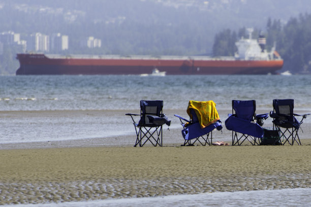 沙滩上的椅子图片下载