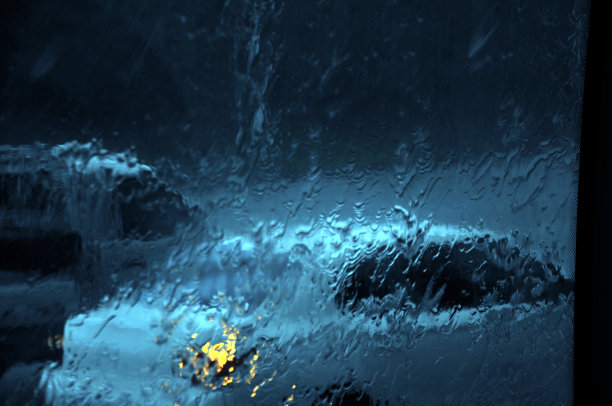 汽车在大雨中的抽象模糊背景图片下载