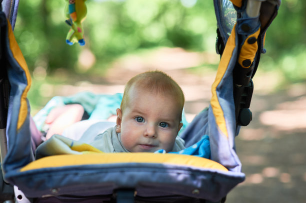 那孩子趴在婴儿车里图片下载