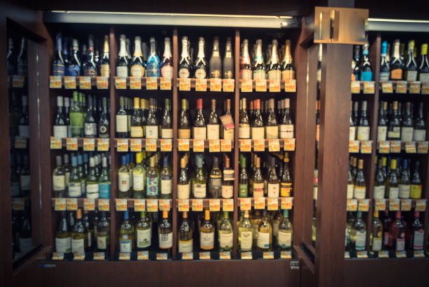 在美国商店里的老式模糊冰酒区图片下载