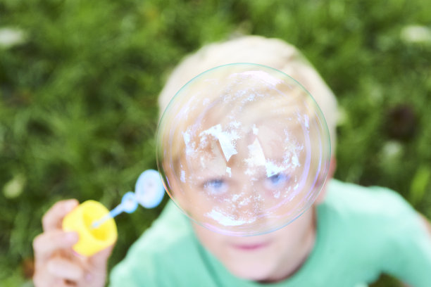 小男孩吹着泡泡图片下载