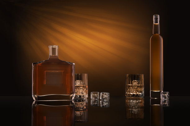 威士忌酒杯和酒瓶图片下载