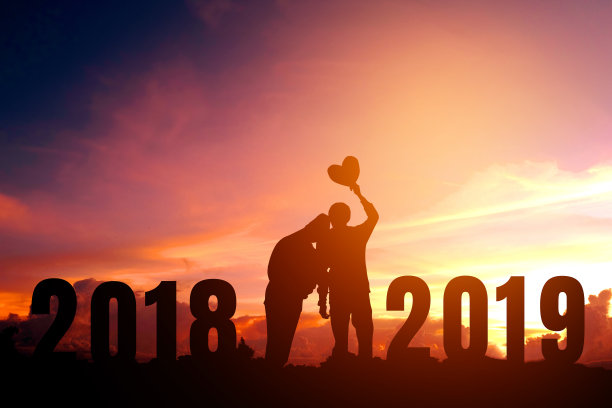 剪影青年情侣快乐到2019年新年图片下载