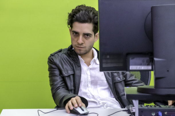 在他工作的地方是个严肃的人图片下载