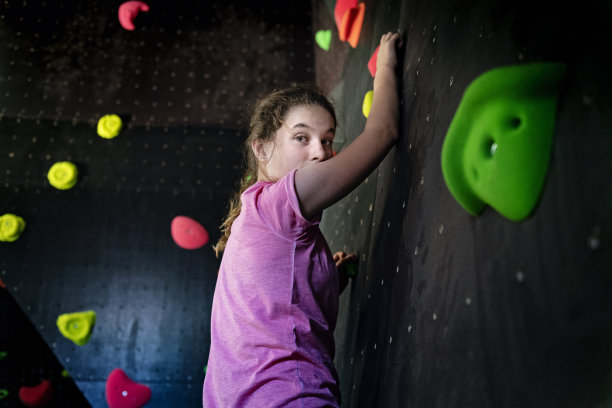 十几岁的女孩在攀爬墙图片下载