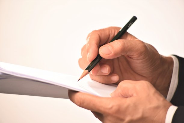 手里拿着铅笔和纸图片下载