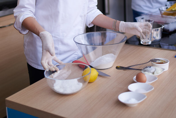 年轻有才华的厨师在户外为户外午餐活动做饭。浅景深的美味新鲜健康食物照片图片下载