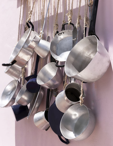 壶和锅。孤立在粉红色的背景图片下载