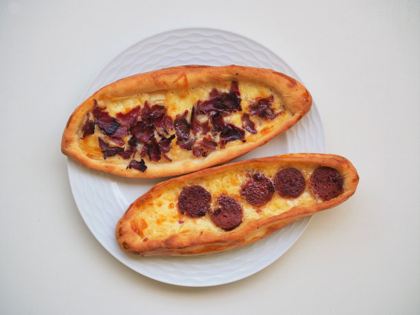 新烤的美味的传统土耳其派，土耳其披萨与特殊的土耳其肉图片下载