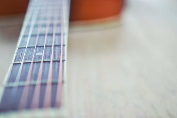 在房间的木桌上放着吉他弦的复古照片，近距离的俯视图和阳光，为你留出空白的文字空间图片下载