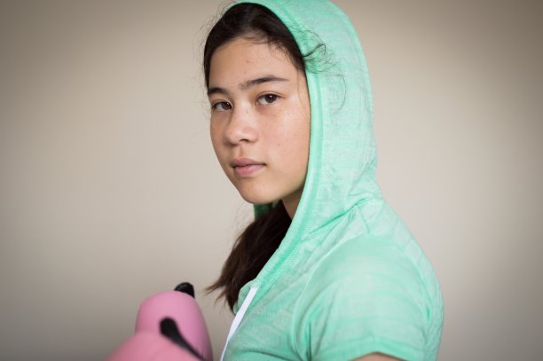 一位戴着拳击手套的自信的年轻女士图片下载