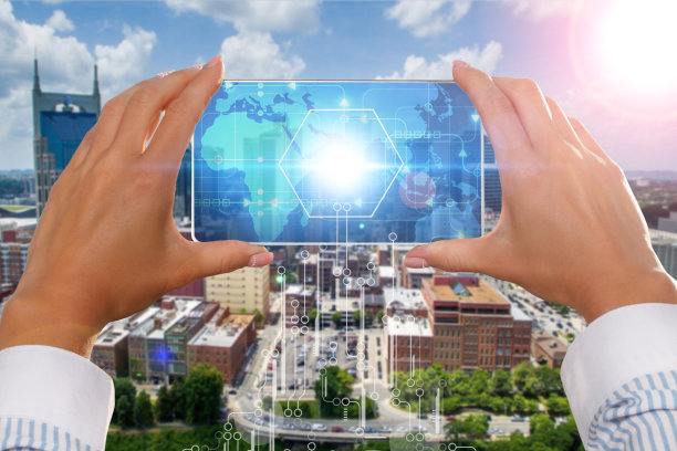 女孩看着你智能手机的虚拟屏幕图片下载