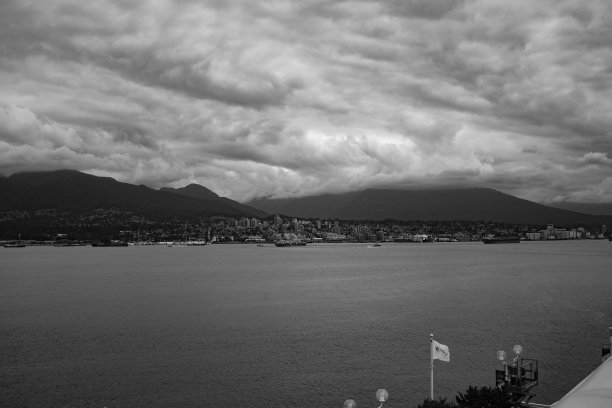 黑白照片的温哥华滨水景观从加拿大地方，美丽和戏剧性的照片图片下载