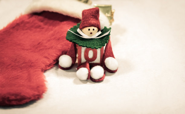 手工制作的圣诞精灵与红色圣诞袜图片下载