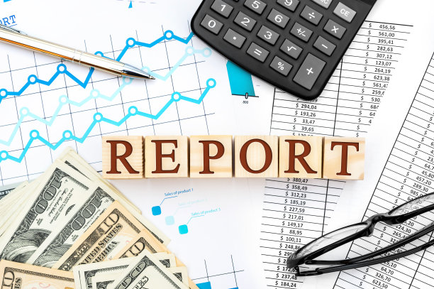 “报告”这个词是用木方写的，桌子上有计算器、钱和财务文件。经营理念。前视图。图片下载