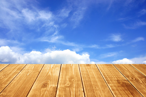 木桌或码头上的天空背景。木板路。模板。图片下载