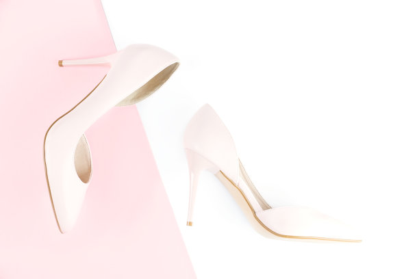 浅粉色女鞋，粉红色和白色的背景。俯视图，复制空间，最小的背景。时尚的概念图片下载