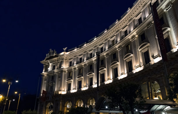 罗马有夜间照明的半圆形建筑图片下载