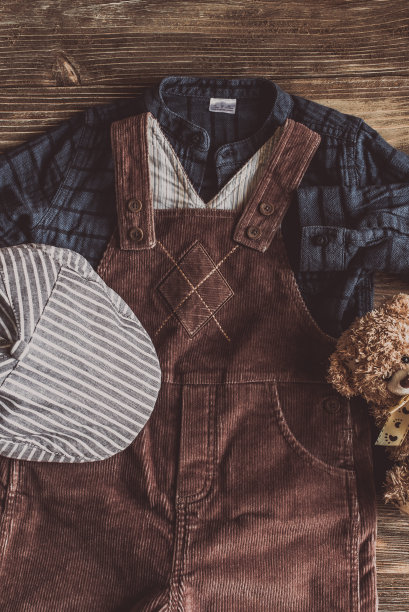 平躺摄影男孩的休闲服装，服装的旅行者，男孩，男性，男人的休闲服装在木板背景-复古效果风格图片图片下载