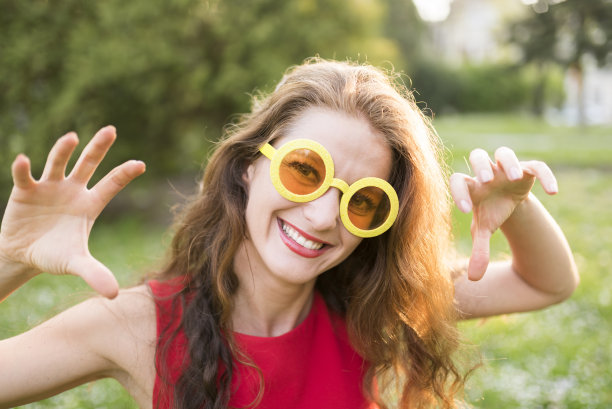 戴黄眼镜的女人想吓唬你图片下载