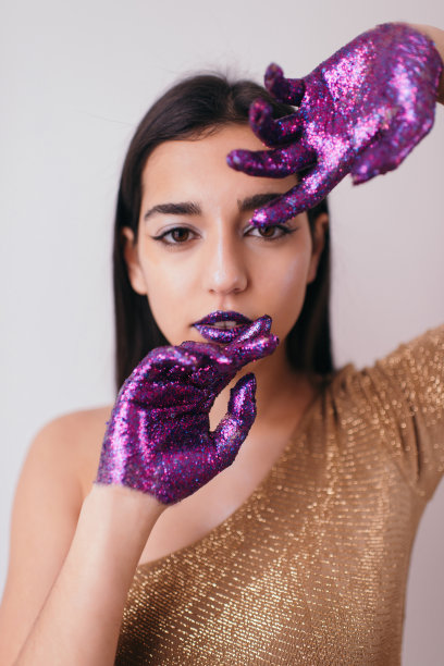 黑发女孩，身上有紫色的闪光图片下载