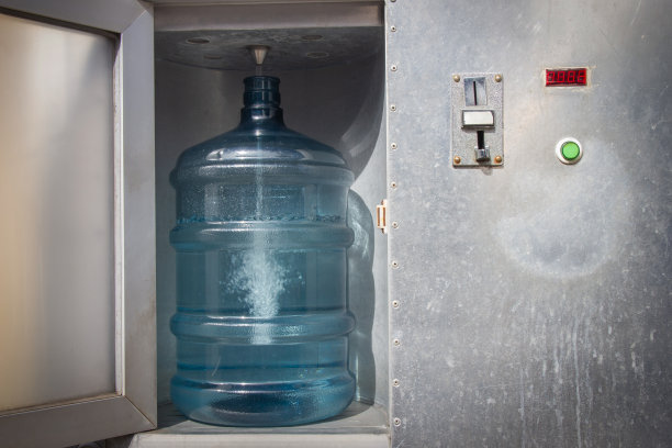 饮用饮水机。饮水机硬币。图片下载