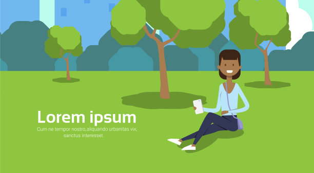 城市公园非洲妇女坐在绿色草地上用智能手机树城市景观模板背景水平复制空间平坦图片下载