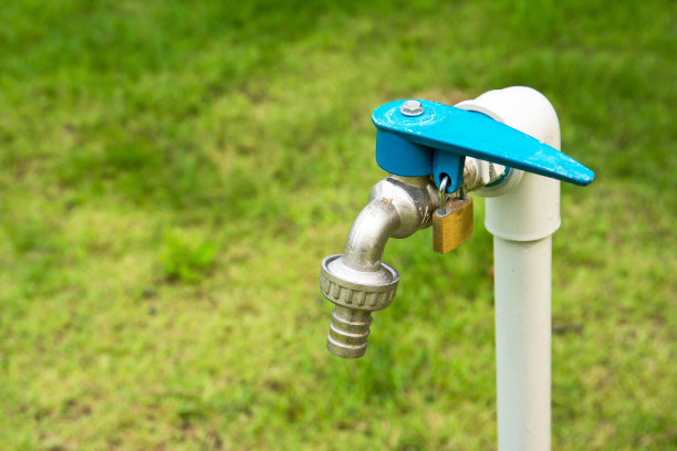 带有草地背景的钥匙锁水龙头图片下载