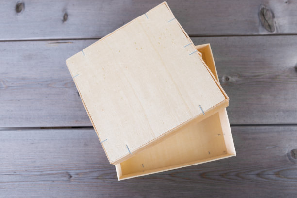 木质背景上的空夹板盒图片下载