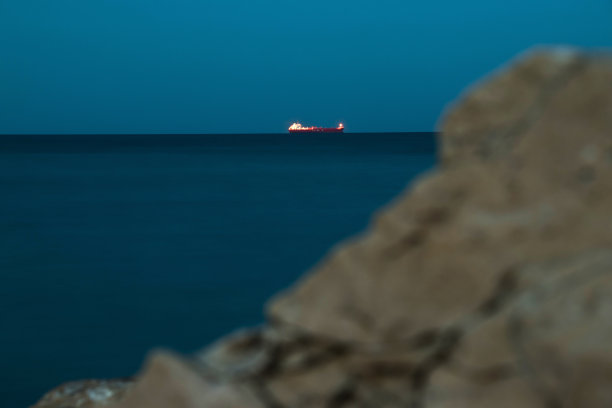 夜间的油轮图片下载
