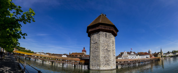 全景图教堂桥在卢塞恩湖著名的地方，蓝天和古老的建筑在卢塞恩，瑞士，欧洲。图片下载