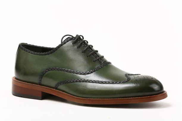 鞋的概念。水平的形象。一双男性经典皮鞋孤立在白色背景上。-股票图片……图片下载