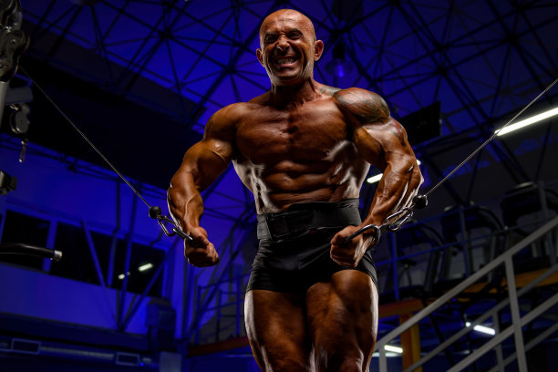 在健身房锻炼身体图片下载