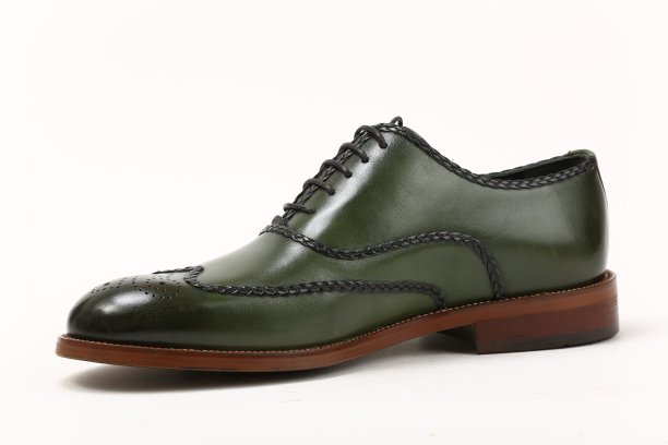 鞋的概念。水平的形象。一双男性经典皮鞋孤立在白色背景上。-股票图片……图片下载