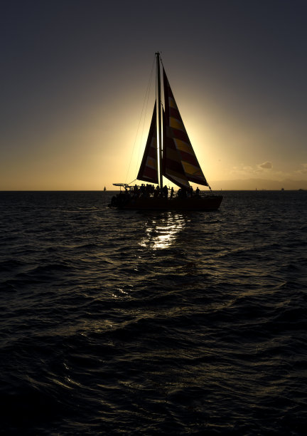 帆船在日落时分图片下载