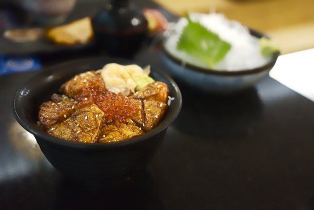 一碗蒸饭配烤鲑鱼、腌姜、鱼子和酱汁，是日本的传统食物图片下载