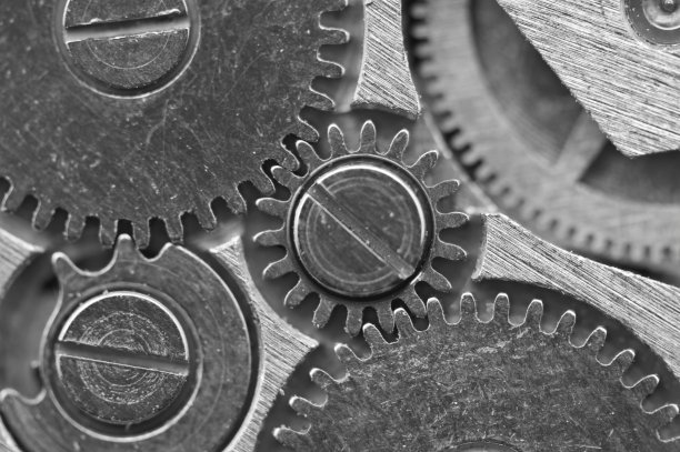 宏。黑白背景。金属特写背景的一个古老的齿轮时钟机制。为您成功的业务设计或其他成功的变体的概念性照片图片下载