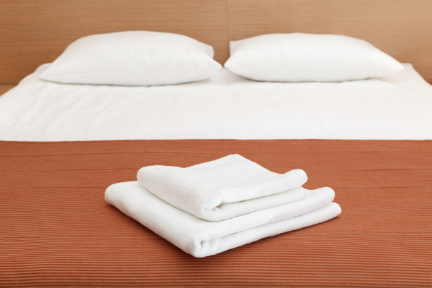 酒店房间的床上有两条毛巾图片下载