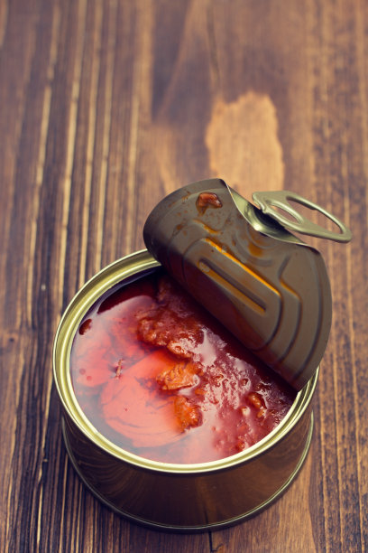 铁盒子里的番茄鱼，木背景图片下载