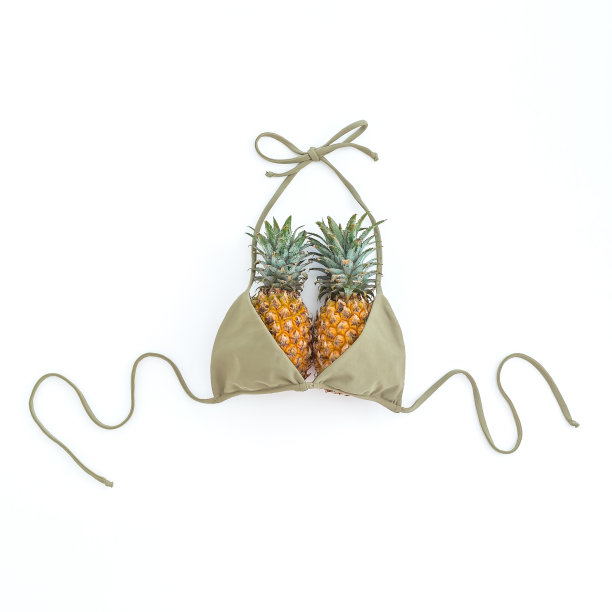 夏季热带的概念。菠萝水果和泳衣在白色的背景。平躺，俯视图。图片下载