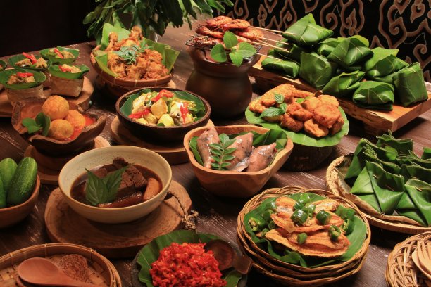 西爪哇西汶的传统米饭和各种配菜素材图片