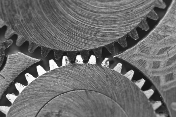 宏。黑白背景。金属特写背景的一个古老的齿轮时钟机制。为您成功的业务设计或其他成功的变体的概念性照片图片下载