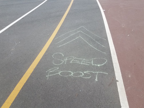 沥青自行车小径或道路，加速和箭头在地面上图片下载