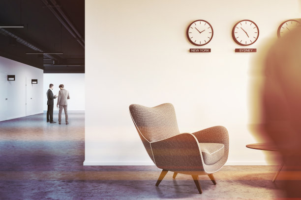 白色墙壁的办公室大厅，有时钟，人图片下载