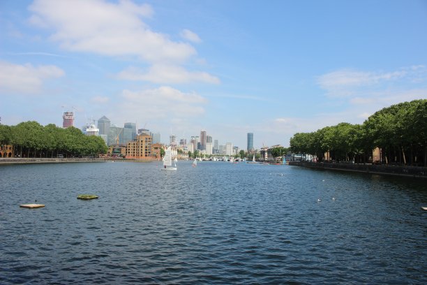 帆船从萨里码头水上运动中心在格陵兰码头，伦敦码头区图片下载