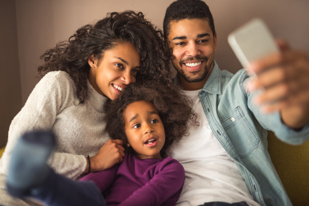 幸福的非洲家庭图片下载