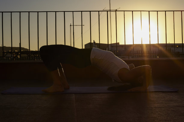 女人在日落时做运动图片下载
