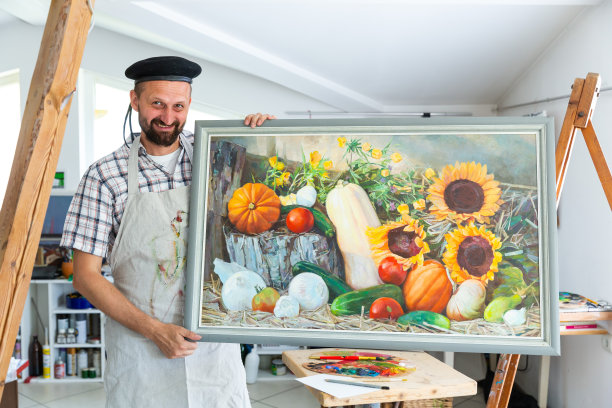 美术画家正在展示他的绘画图片下载