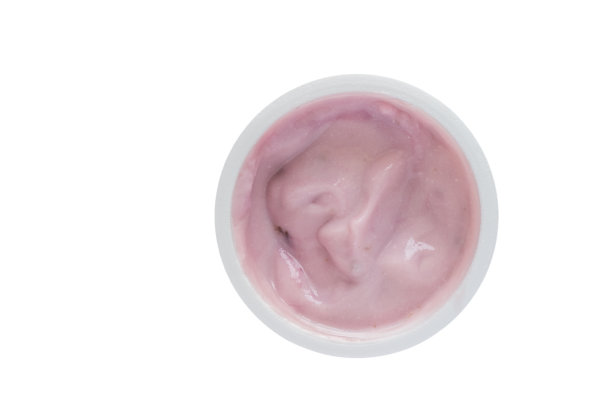 酸奶在塑料杯-俯视图照片的蓝莓酸奶孤立在白色的背景图片下载