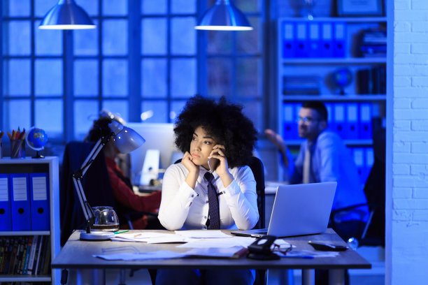 工作到很晚的中年非洲妇女图片下载